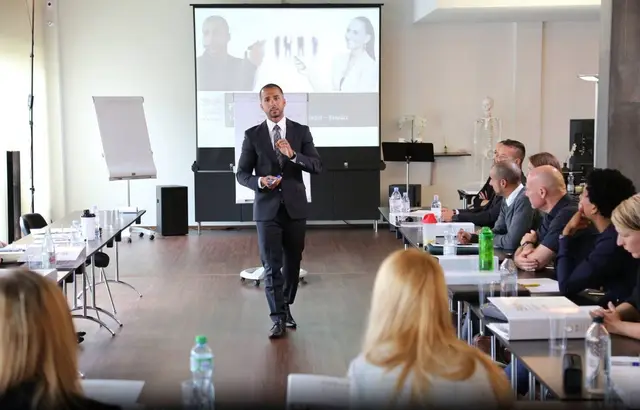 Birol Isik hält einen Vortrag vor Teilnehmenden