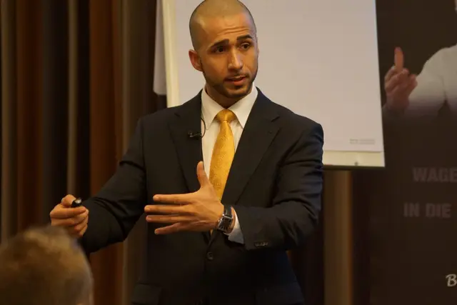 Birol Isik auf der Bühne bei einem Vortrag zu Mindset und Führung