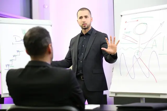 Birol Isik erklärt am Flipchart während eines Vortrags