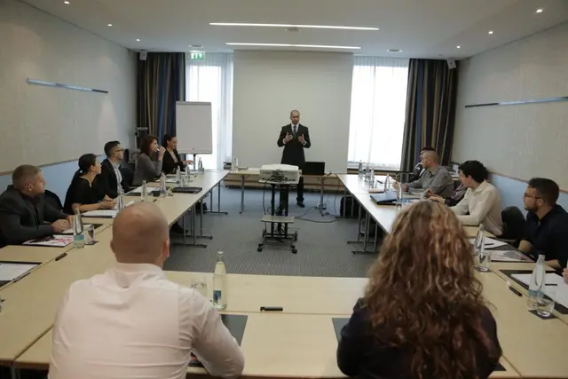 Teilnehmende bei einem Seminar von Birol Isik