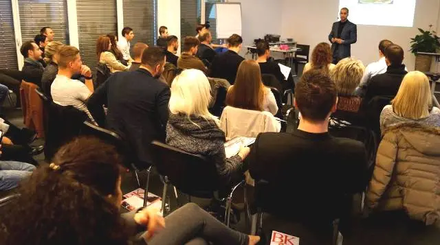 Birol Isik leitet ein Seminar in der Schweiz