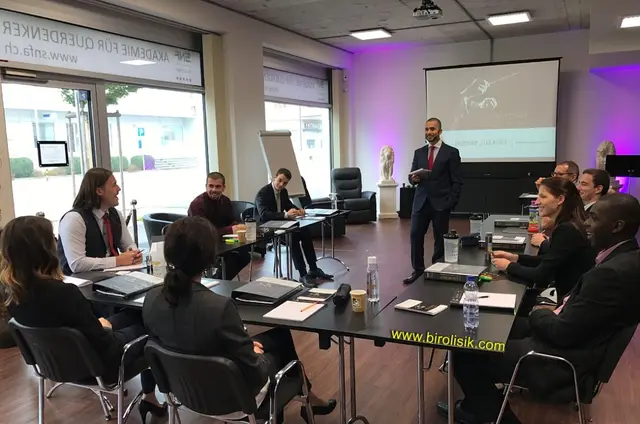 Teilnehmende bei einem Seminar von Birol Isik