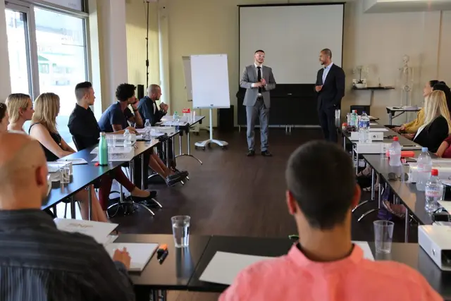 Seminarraum mit Teilnehmenden bei einer Schulung von Birol Isik