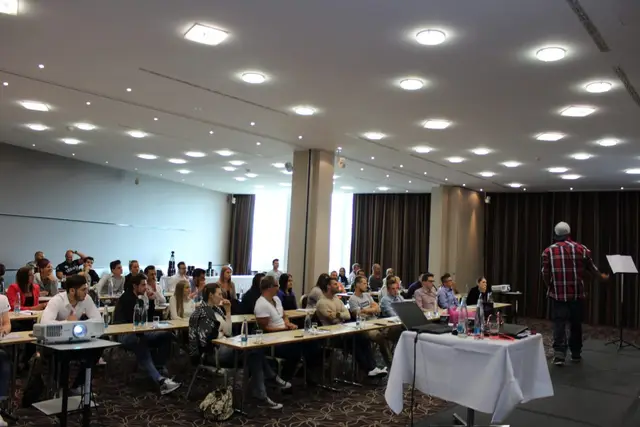 Birol Isik leitet ein Seminar in der Schweiz