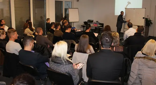 Seminarraum mit Teilnehmenden bei einer Schulung von Birol Isik