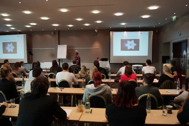Birol Isik leitet ein Seminar in der Schweiz