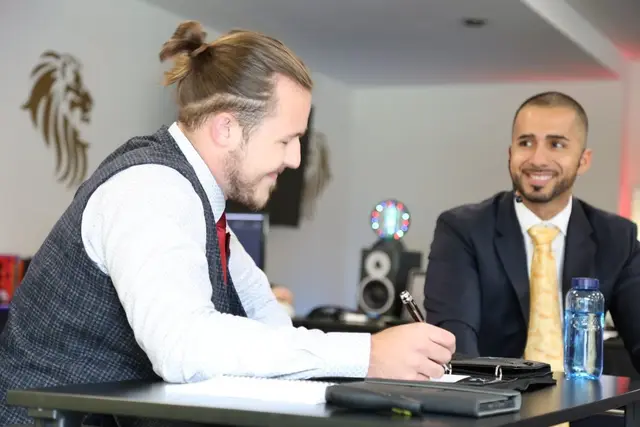 Persönliches Coaching mit Birol Isik am Tisch