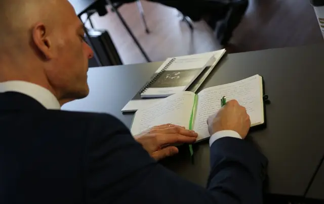 Birol Isik berät eine Person im Einzelgespräch