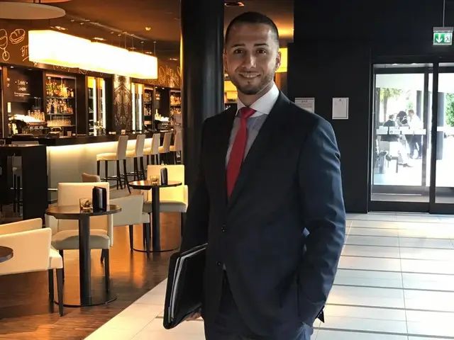 Birol Isik im Austausch mit Teilnehmenden nach dem Seminar